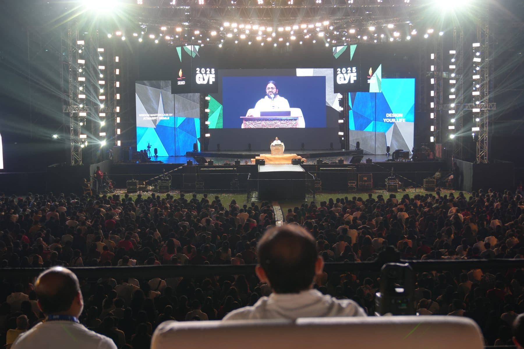 Pujya Gurudevshri Rakeshji on stage before a large crowd